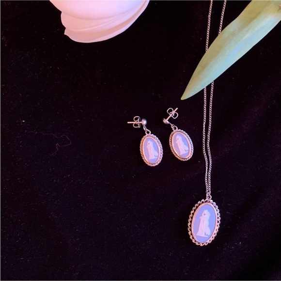 Wedgwood vintage blue jasperware necklace, and earrings set - Picture 2 of 5